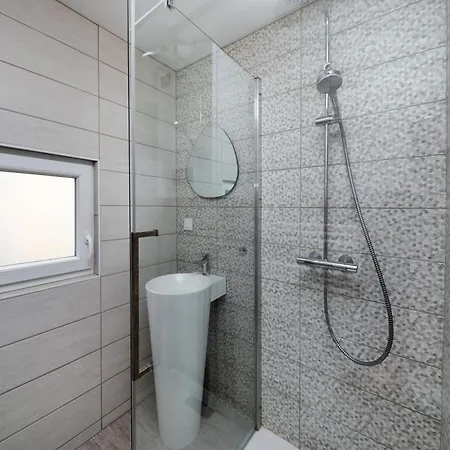 L'echappee - Renove, Terrasse, Jardin بيت للعطل